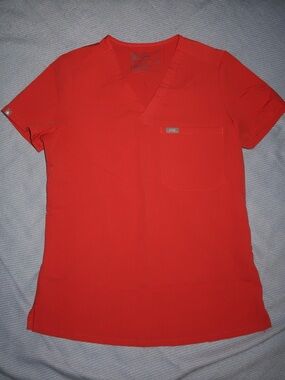 Women’s FIGS Scrub Top Size XS in Clay